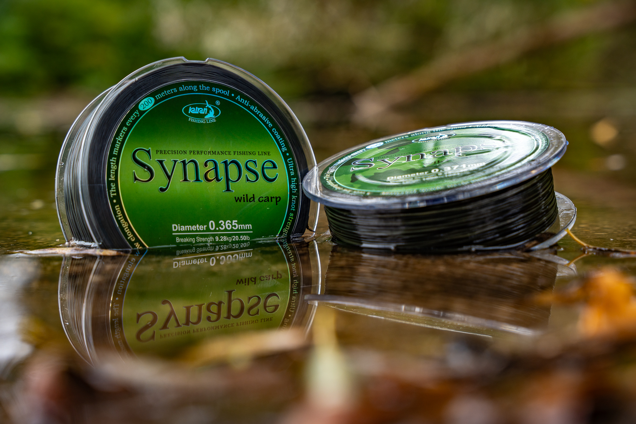 Katran Synapse Wild Carp und Wild Carp Camo Schnüre im Wasser. Katran Synapse Wild Carp und Wild Carp Camo Schnüre im Wasser.