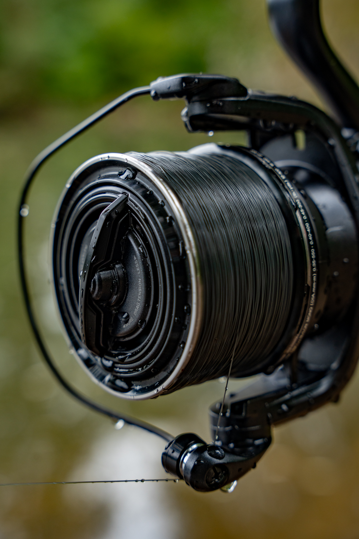Durch ihre dunkelgrüne Farbe ist die Schnur in der Regel Unterwasser sehr unauffällig. Katran Synapse Wild Carp Schnur auf einer Shimano Ultegra XTE.