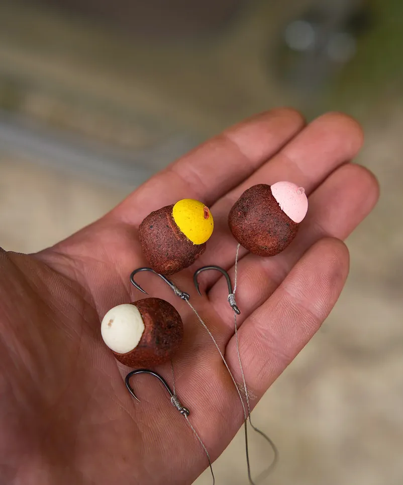 Boilies mit halbierten bunten Pop Ups als Farbakzent.