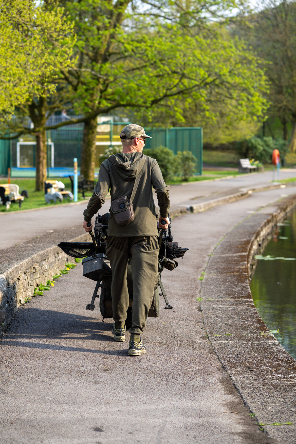 Am Wasser: Alan Blair mit Nash Scope Lite Joggers. Alan Blair in Nash Scope Lite Joggers.