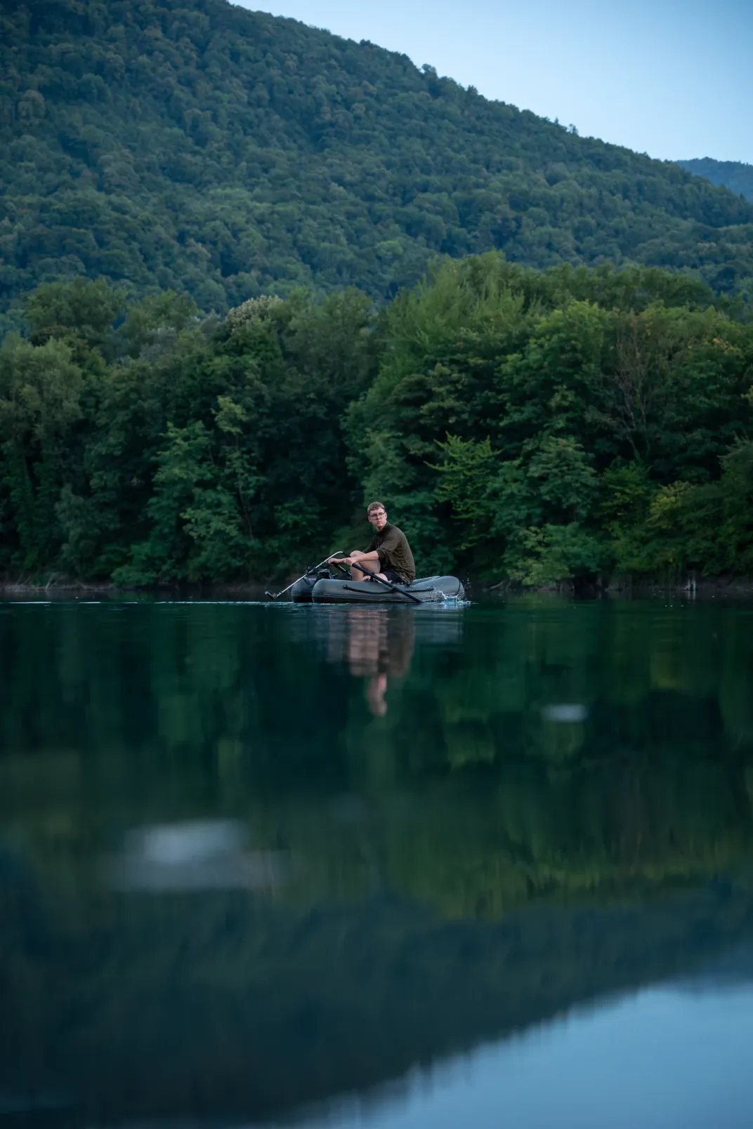 Kleines Schlauchboot auf französischem Alpensee.