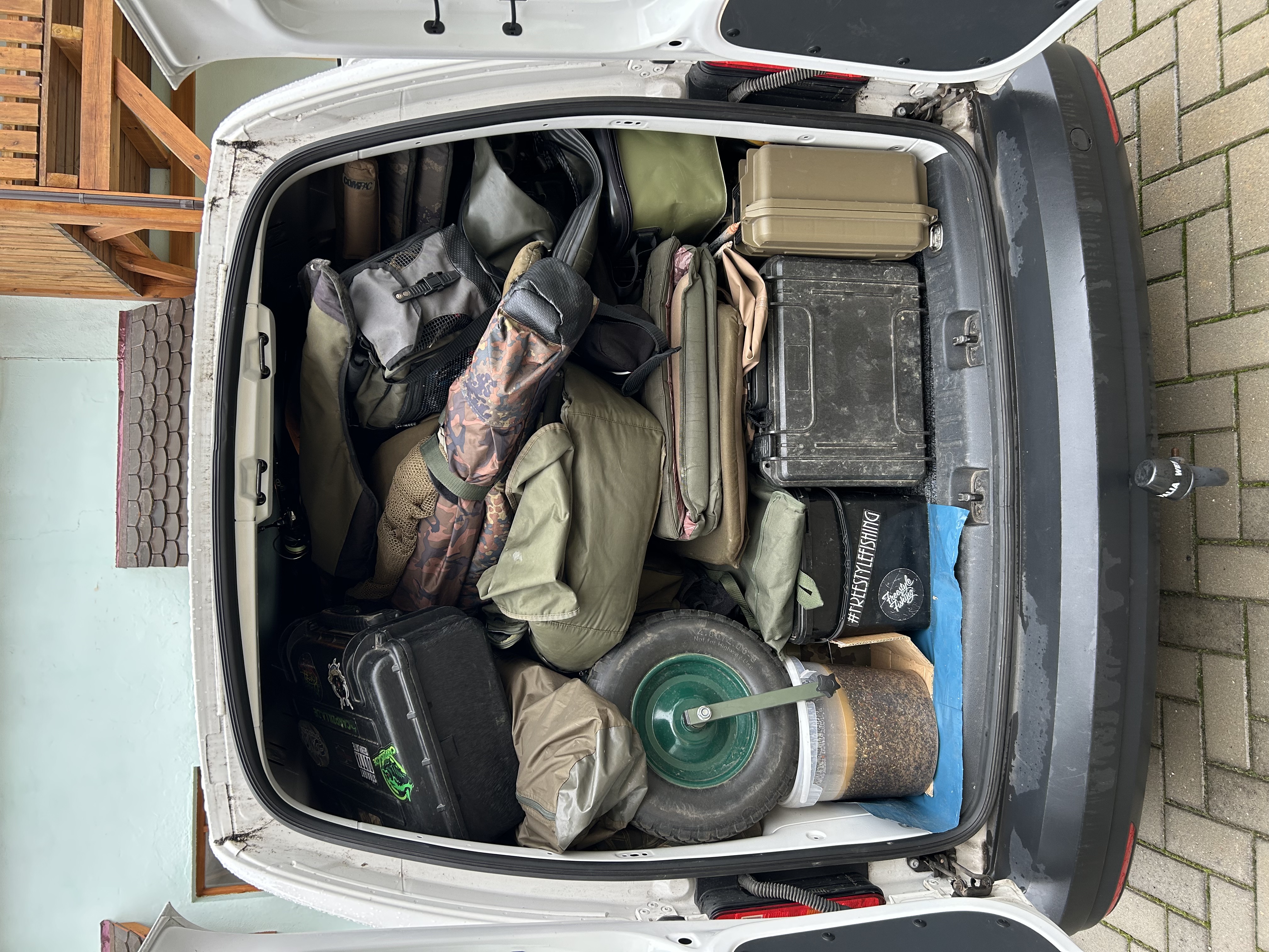 Vollbeladenes Auto für einen Angelurlaub in Frankreich. 