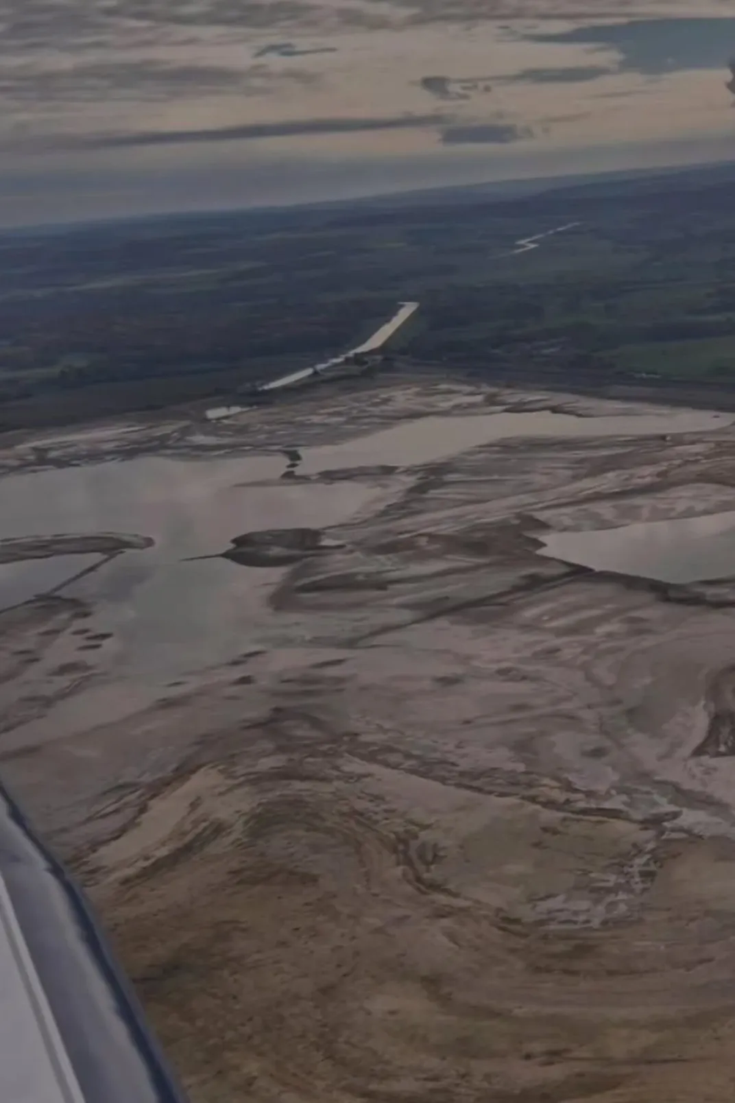 Lac d'Orient Wasserstand Drohnenaufnahme.