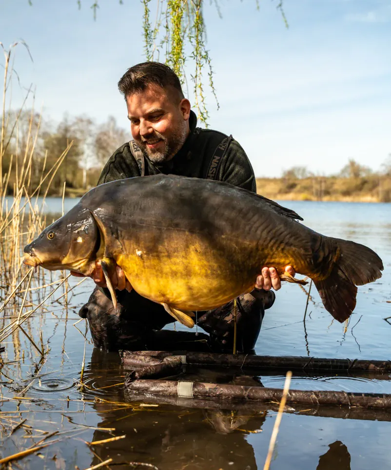 Jan Ulak mit dickem Spiegelkarpfen.