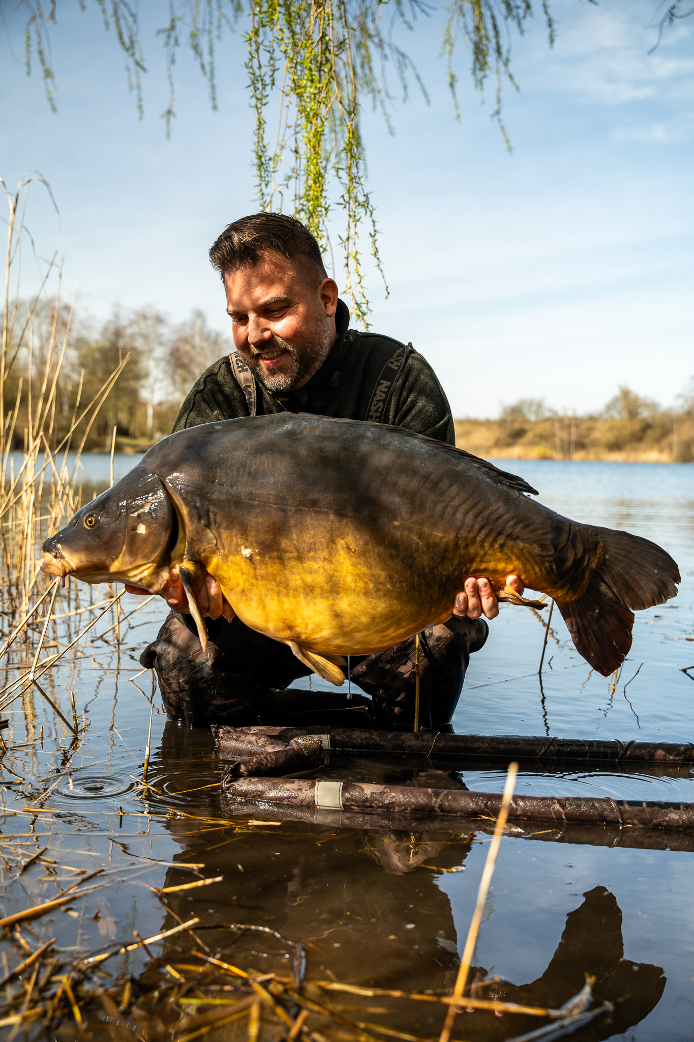 Jan Ulak mit dickem Spiegelkarpfen.