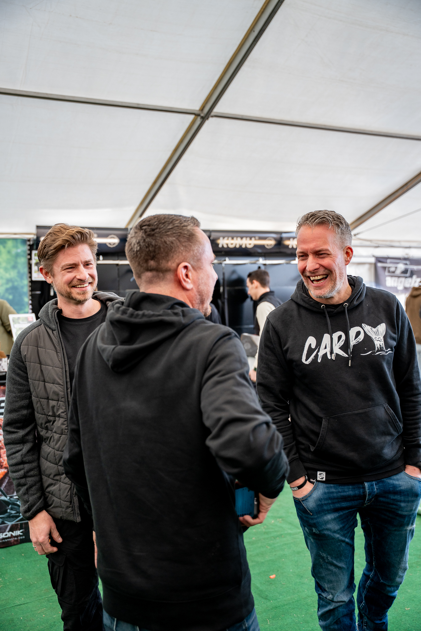 Christopher Paschmanns, Peter Schwedes und Marian Sura auf der Hausmesse der Angelzentrale. 