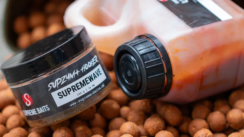 Supreme Bait Wave Boilies, Hooker und Liquid.