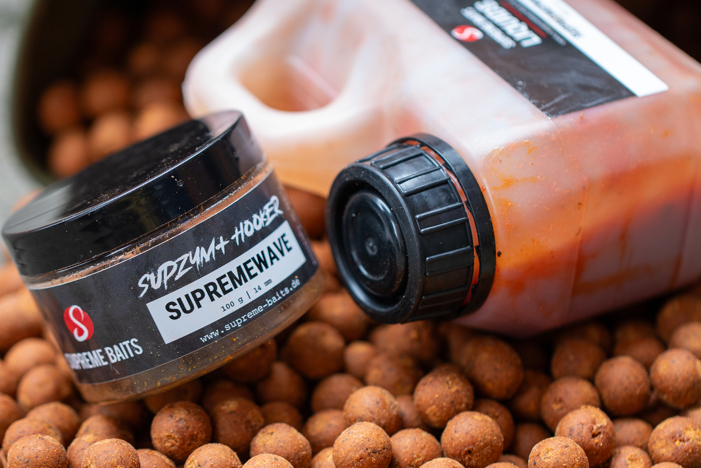 Supreme Bait Wave Boilies, Hooker und Liquid.