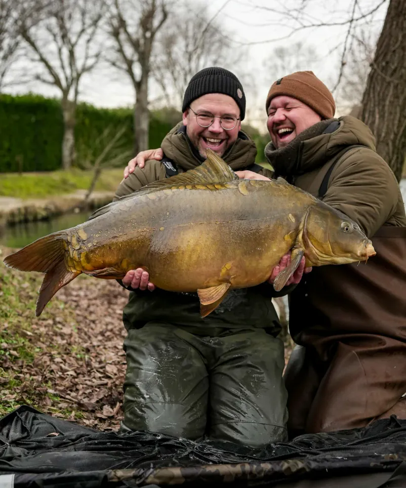 Philipp Romweber und Pierre Lehe mit Winterkarpfen von Supreme Baits.