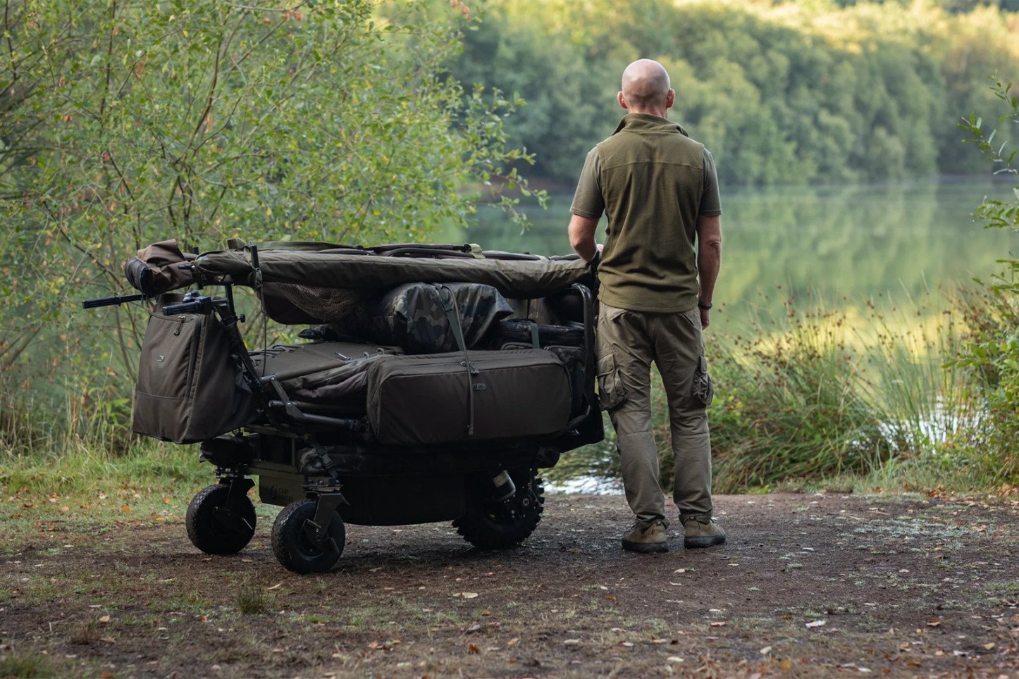 Carp Porter Glider Power Porter voll beladen am Wasser.