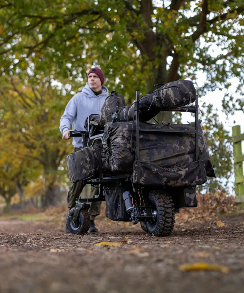 Carp Porter Glider Power Porter voll beladen in Bewegung.