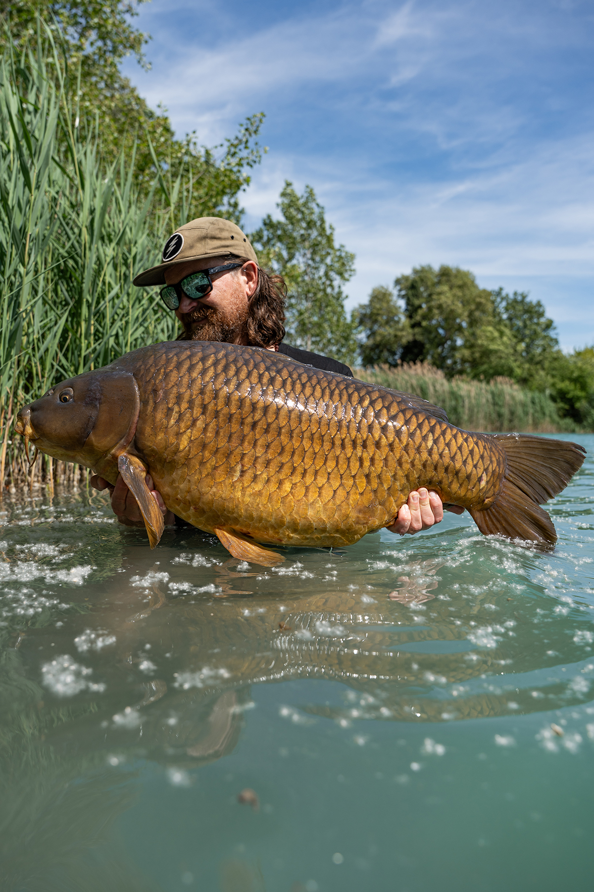 Mark Dörner mit großem Schuppenkarpfen.