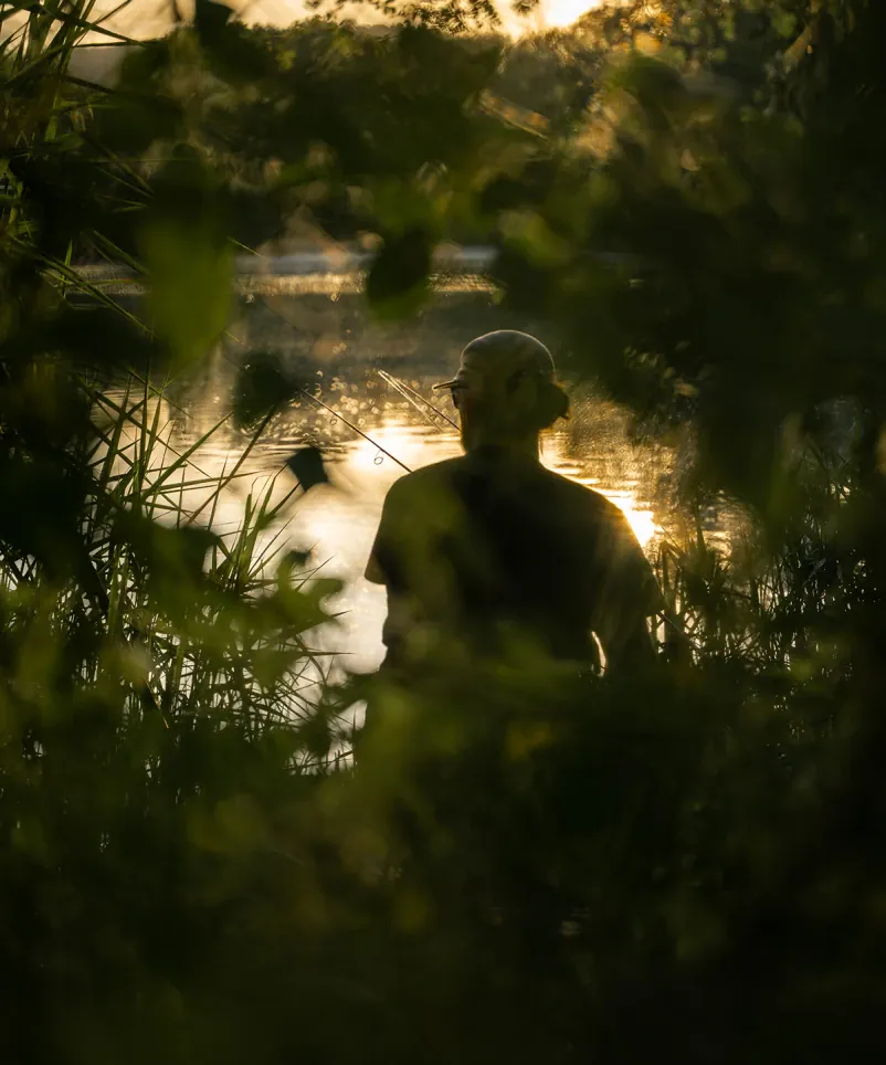 Mark Dörner im Sonnenuntergang am Wasser.