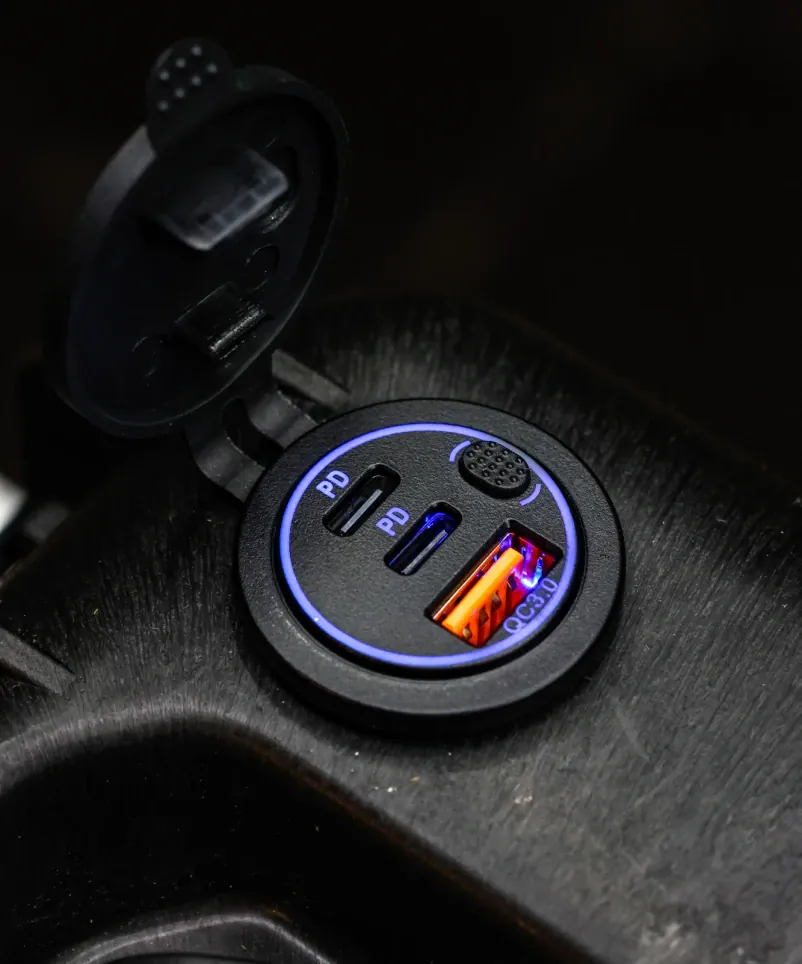 Carpotronics LiFePO4 100Ah Powerbox Anschlüsse.