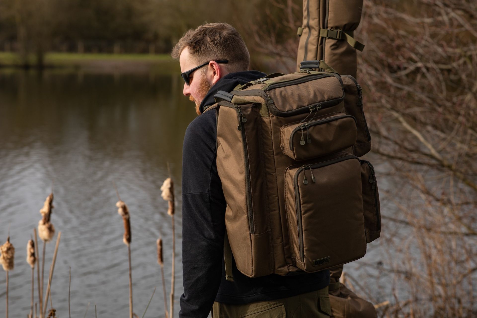 Korda Compac Rucksack 60L am Wasser.
