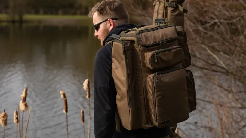 Korda Compac Rucksack 60L am Wasser.