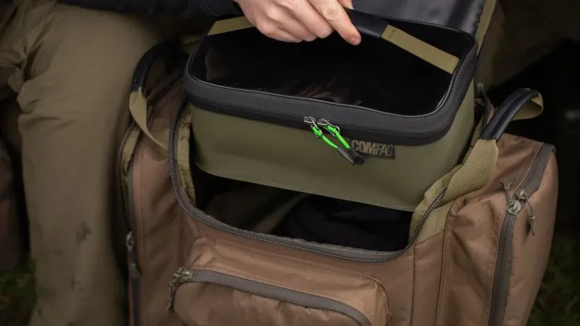 Korda Compac Rucksack 60L Stauraum.