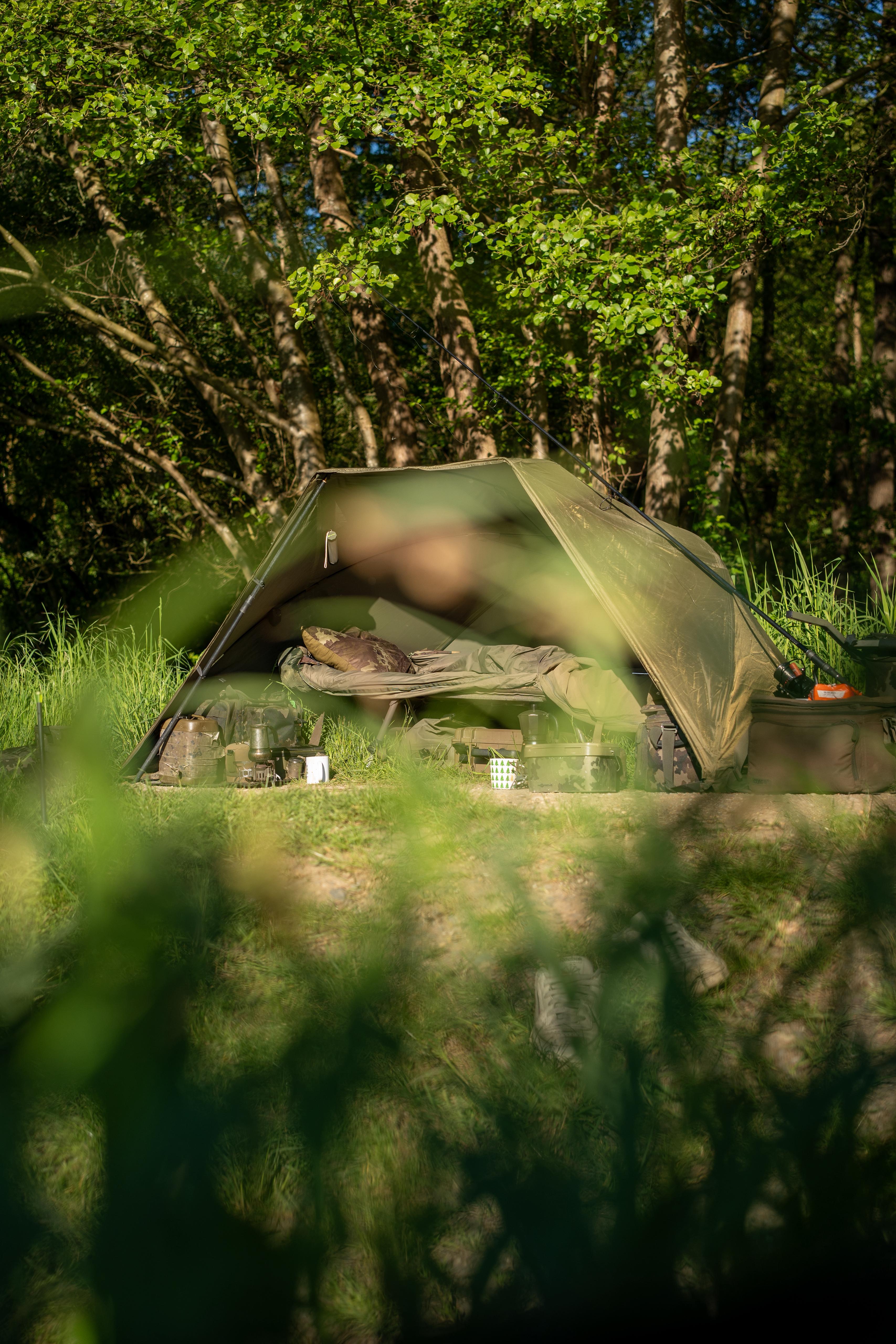 Schirmzelt beim Karpfenangeln im Frühling. 