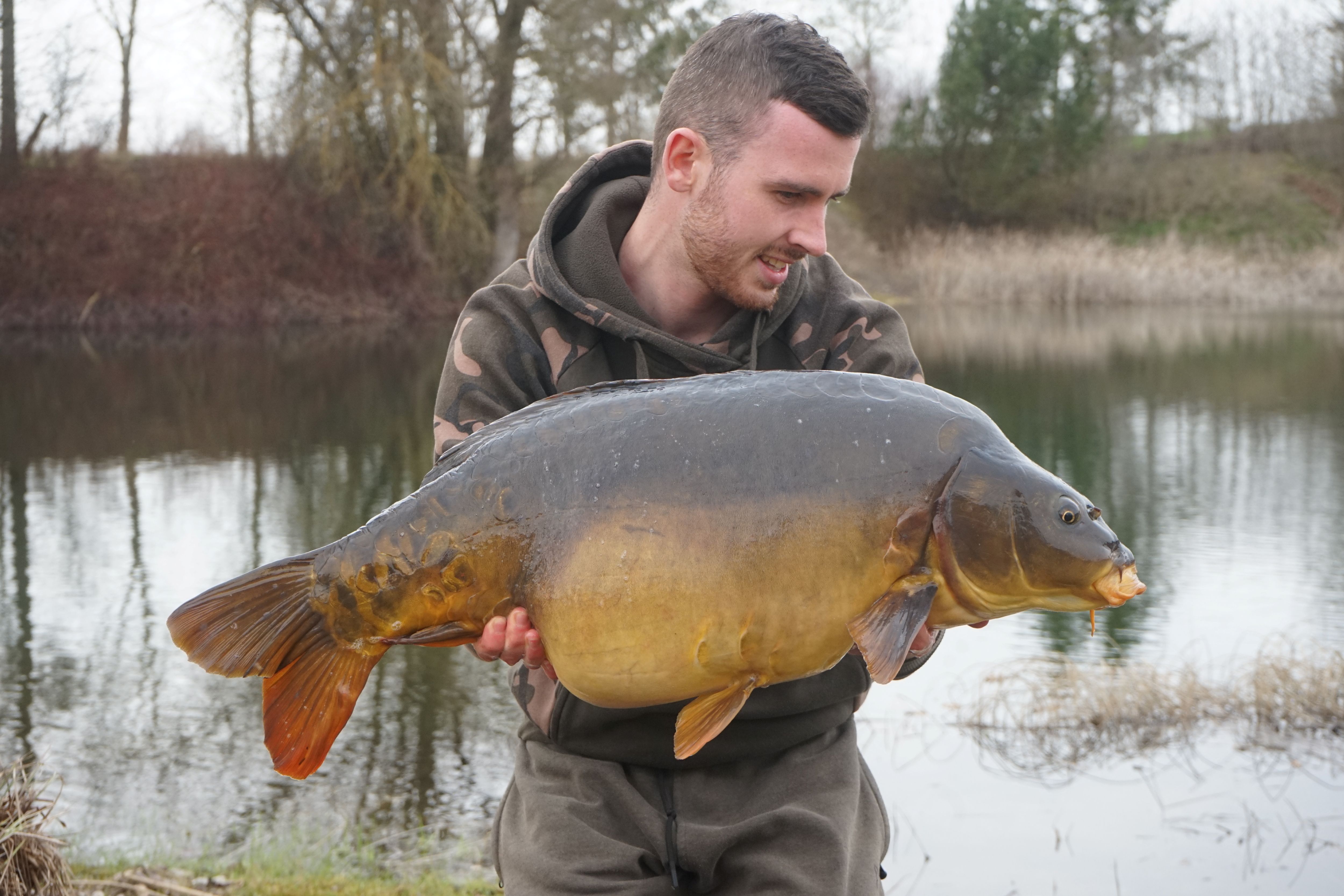 Fabian Göb mit Spiegelkarpfen