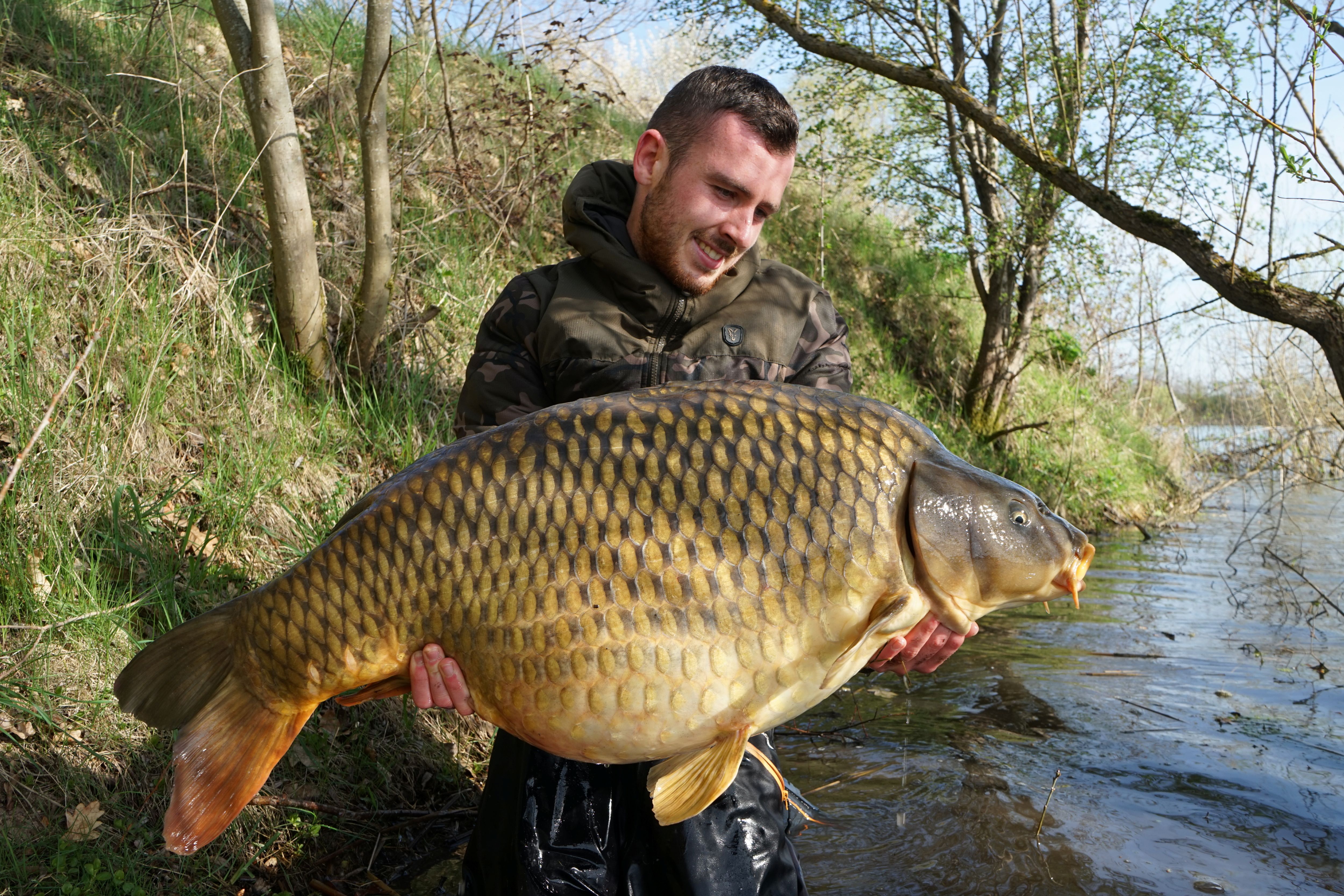 Fabian Göb mit Schuppenkarpfen