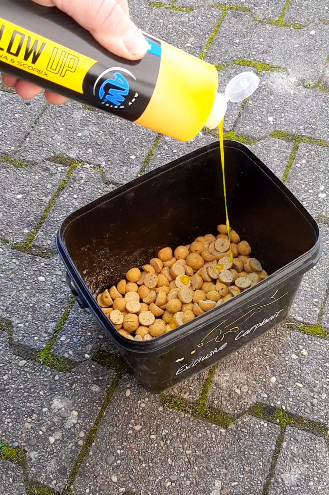 Boilies mit Liquid im Eimer