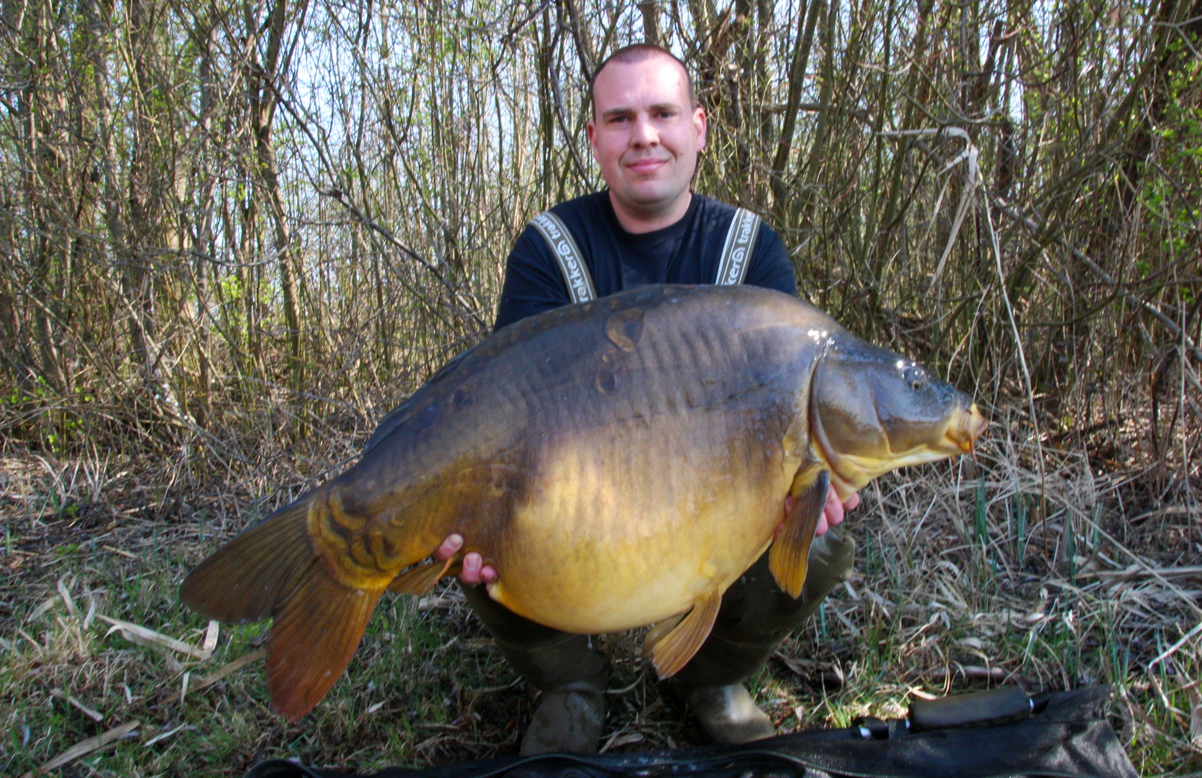 Thomas Baumann mit großem Spiegelkarpfen 