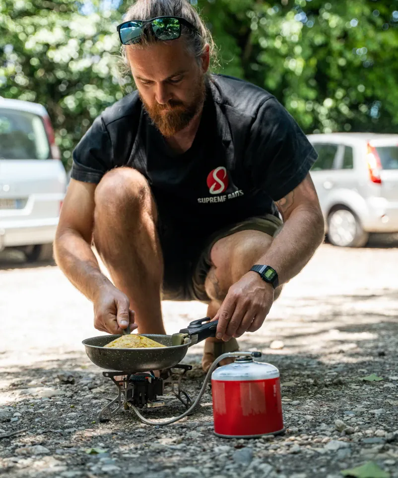 Mark Dörner kocht beim Angeln. 