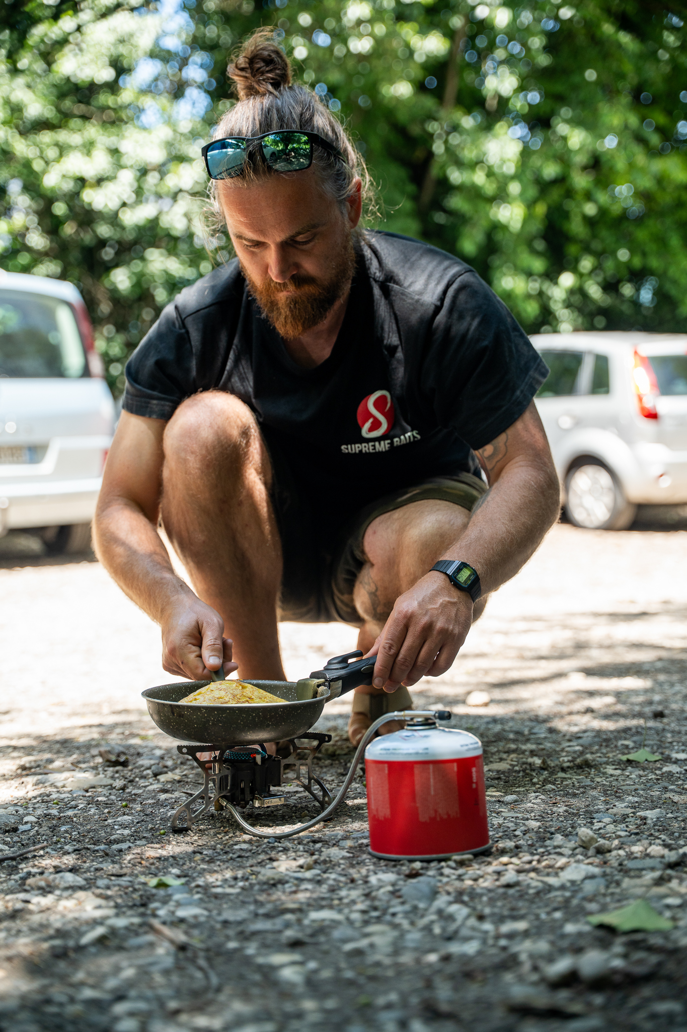 Mark Dörner kocht beim Angeln. 