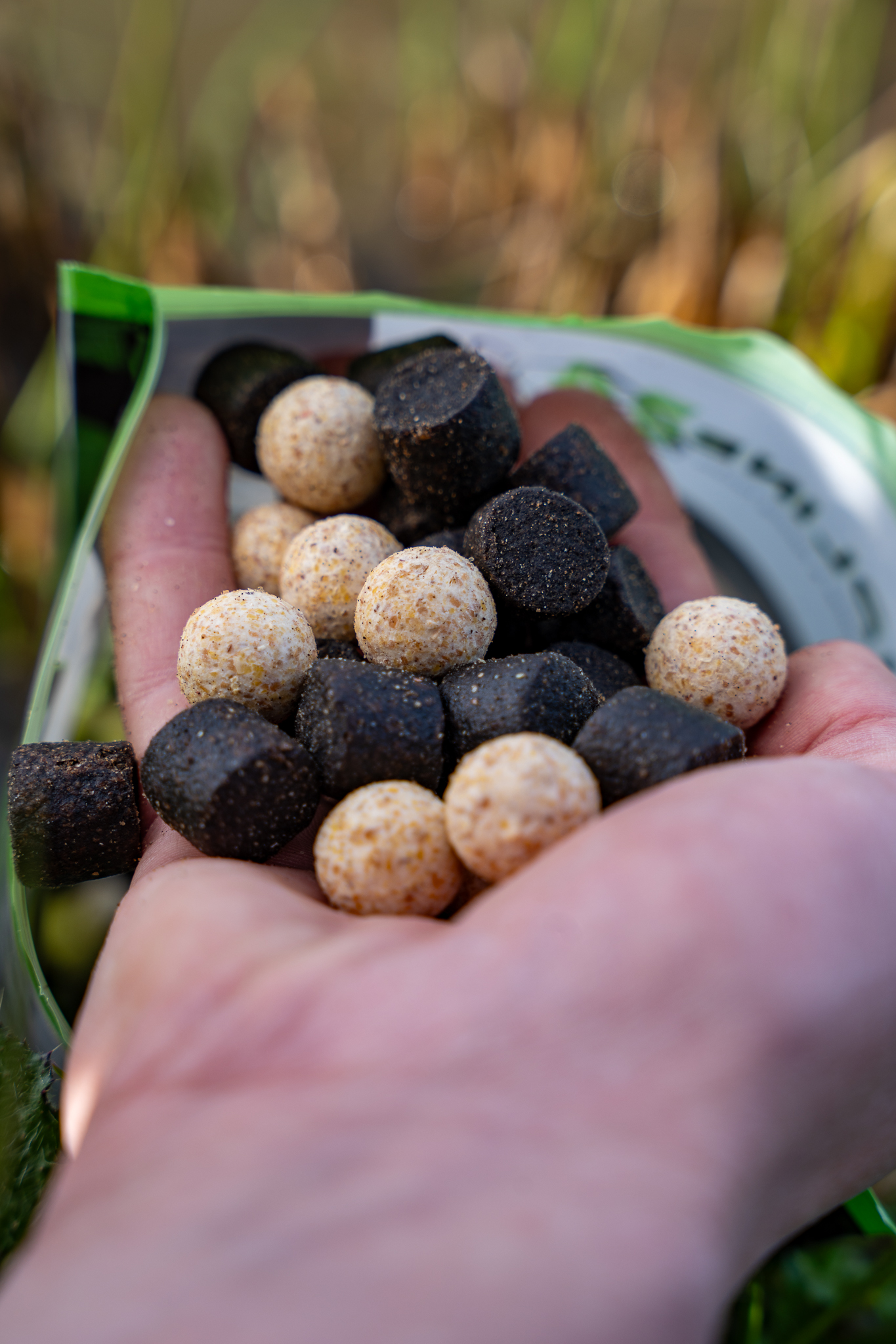 Carpline24 Black White Halibut Mix in einer Hand. 