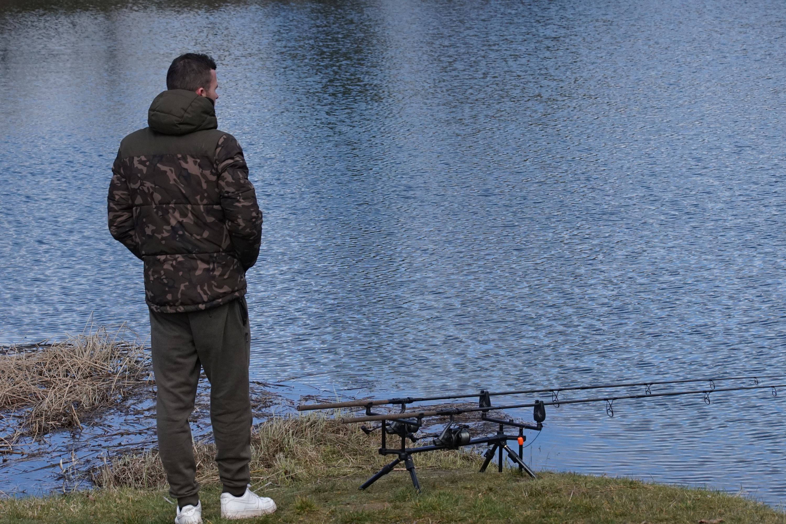 Fabian Göb blickt auf das Wasser 