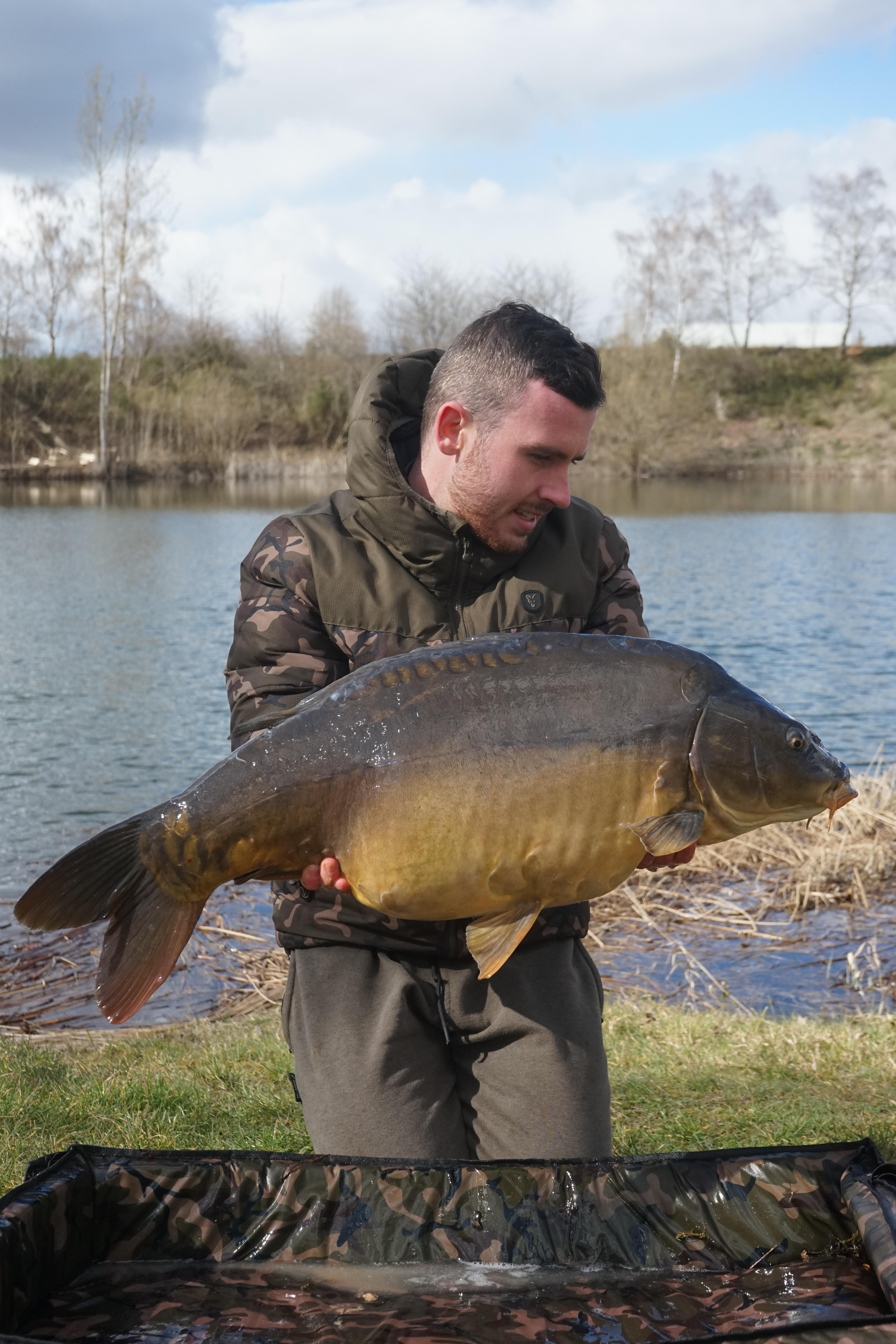 Fabian Göb mit Spiegelkarpfen