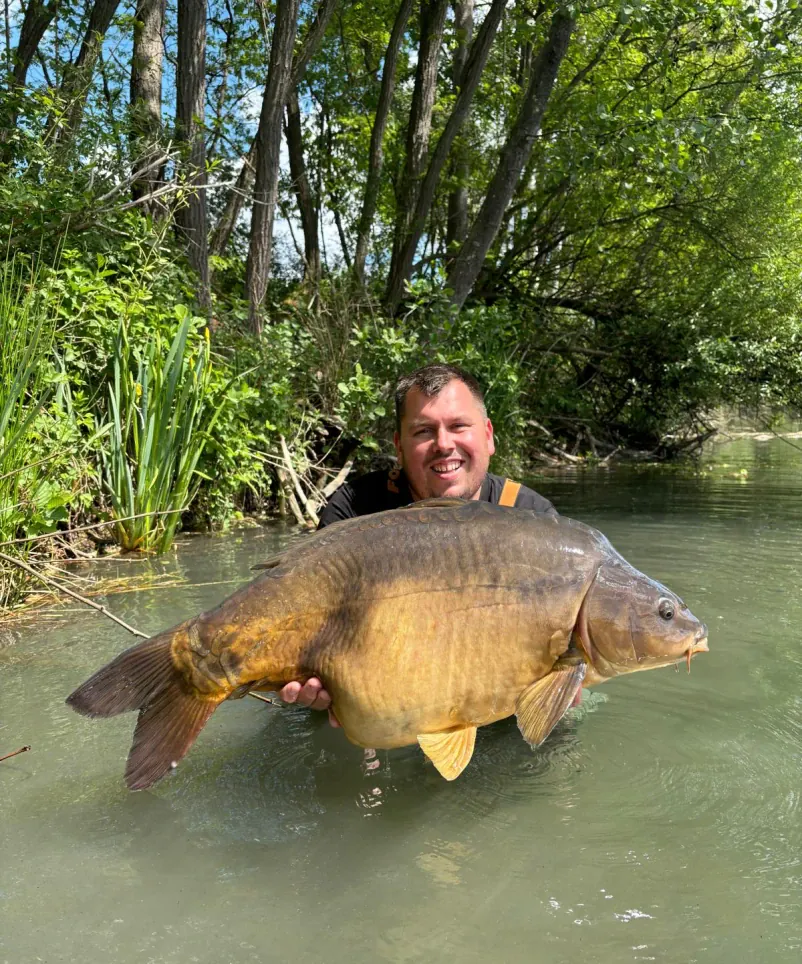 Max Weisskopf mit dickem Spiegelkarpfen.