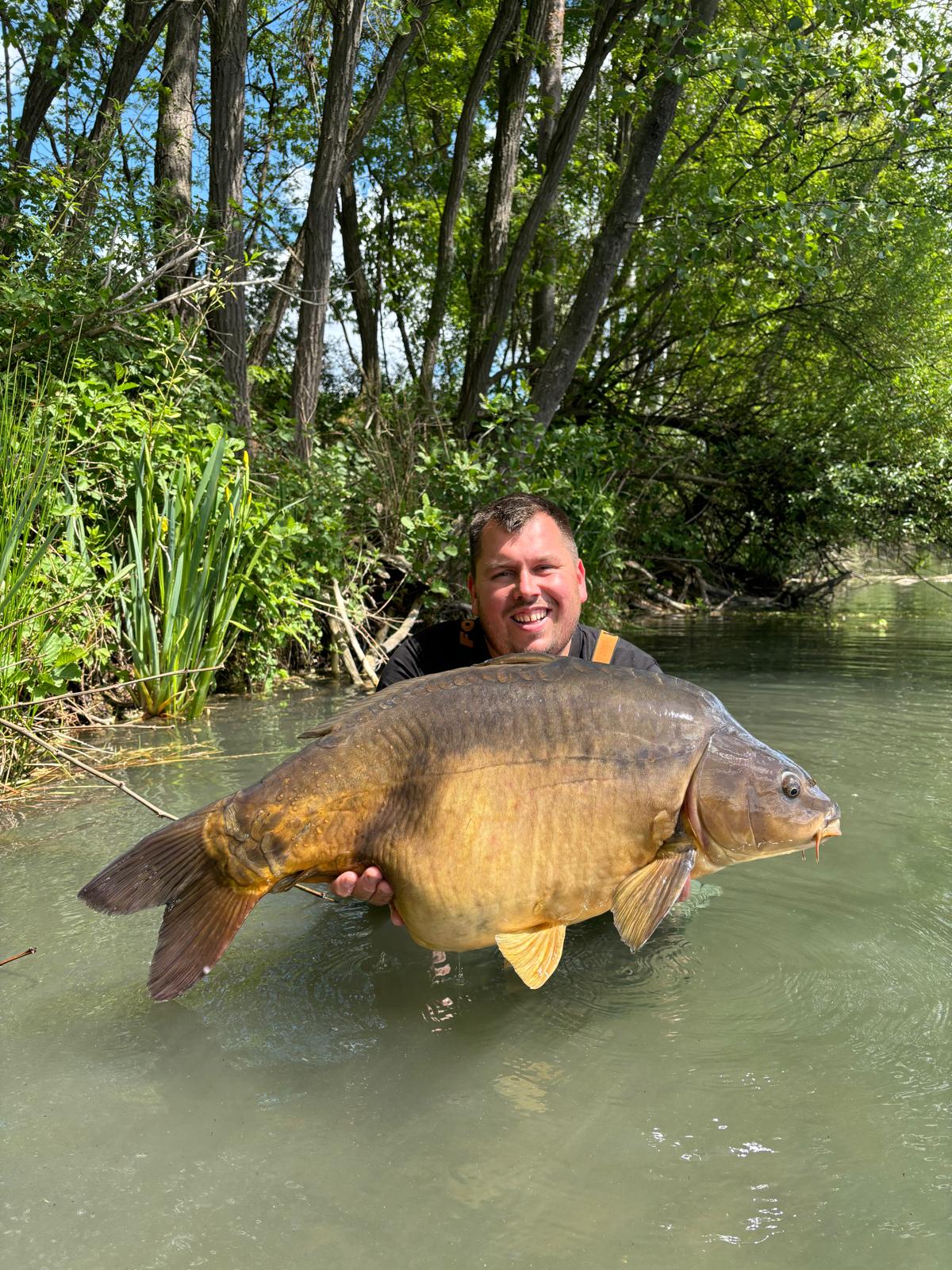 Max Weisskopf mit dickem Spiegelkarpfen.