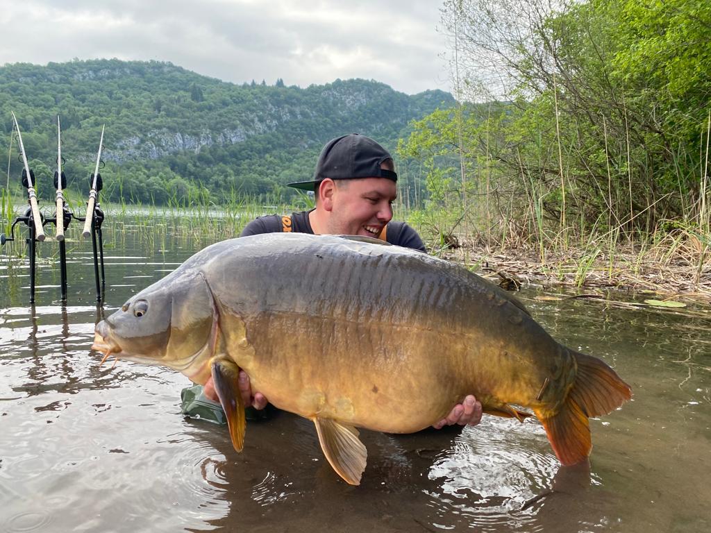Max Weisskopf fängt großen Spiegelkarpfen in Frankreich. 