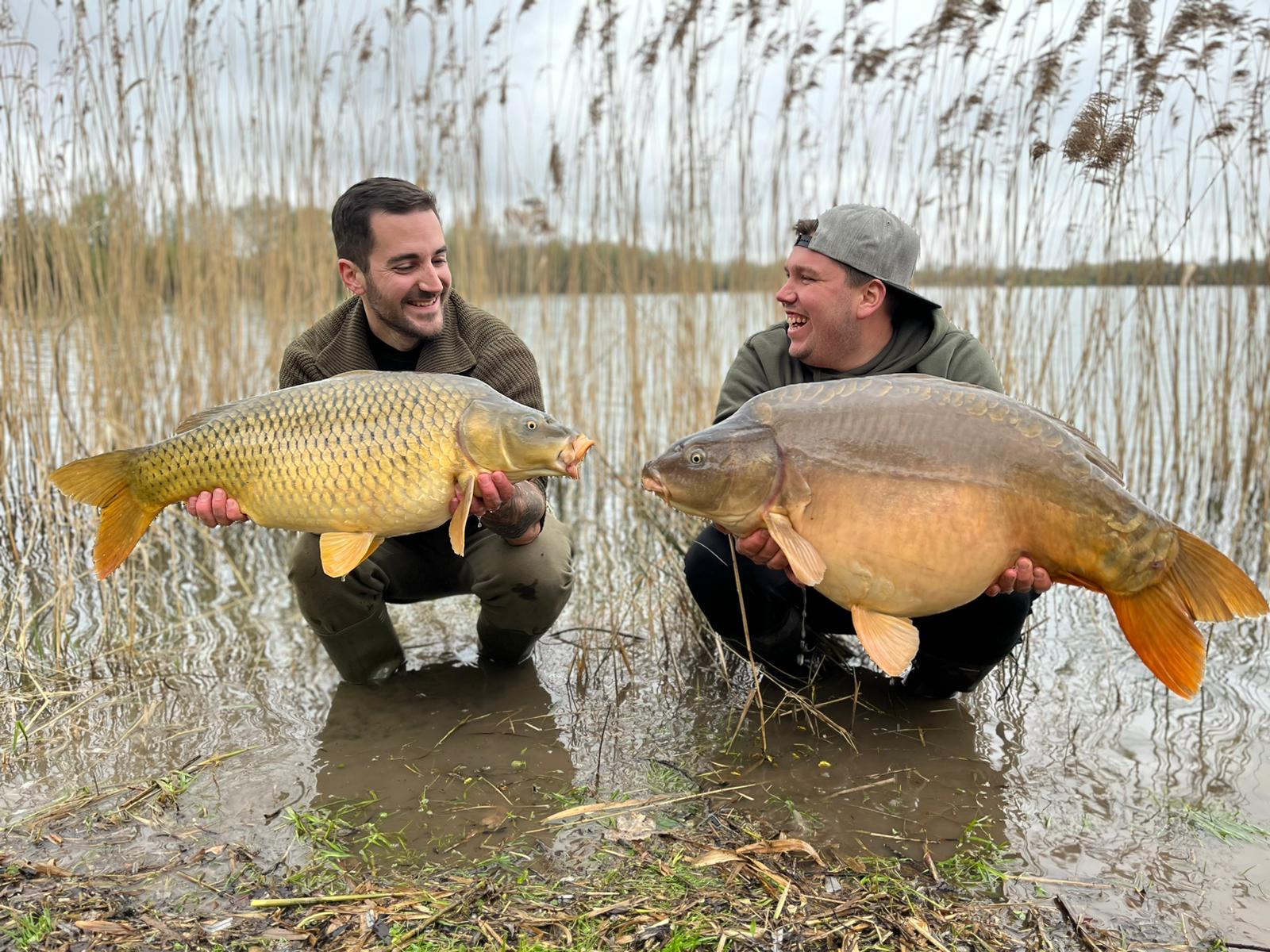 Max Weisskopf von Maximumbaits angelt mit Kumpel. 