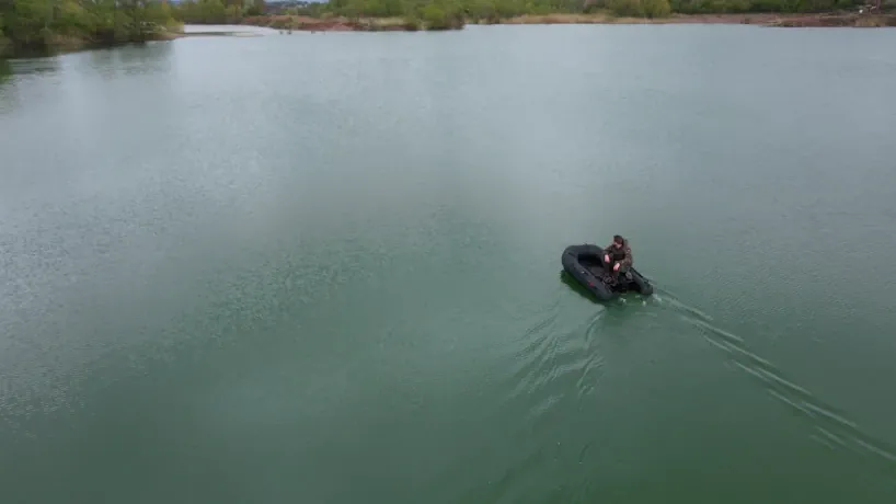 Angler mit dem Boot auf einem See