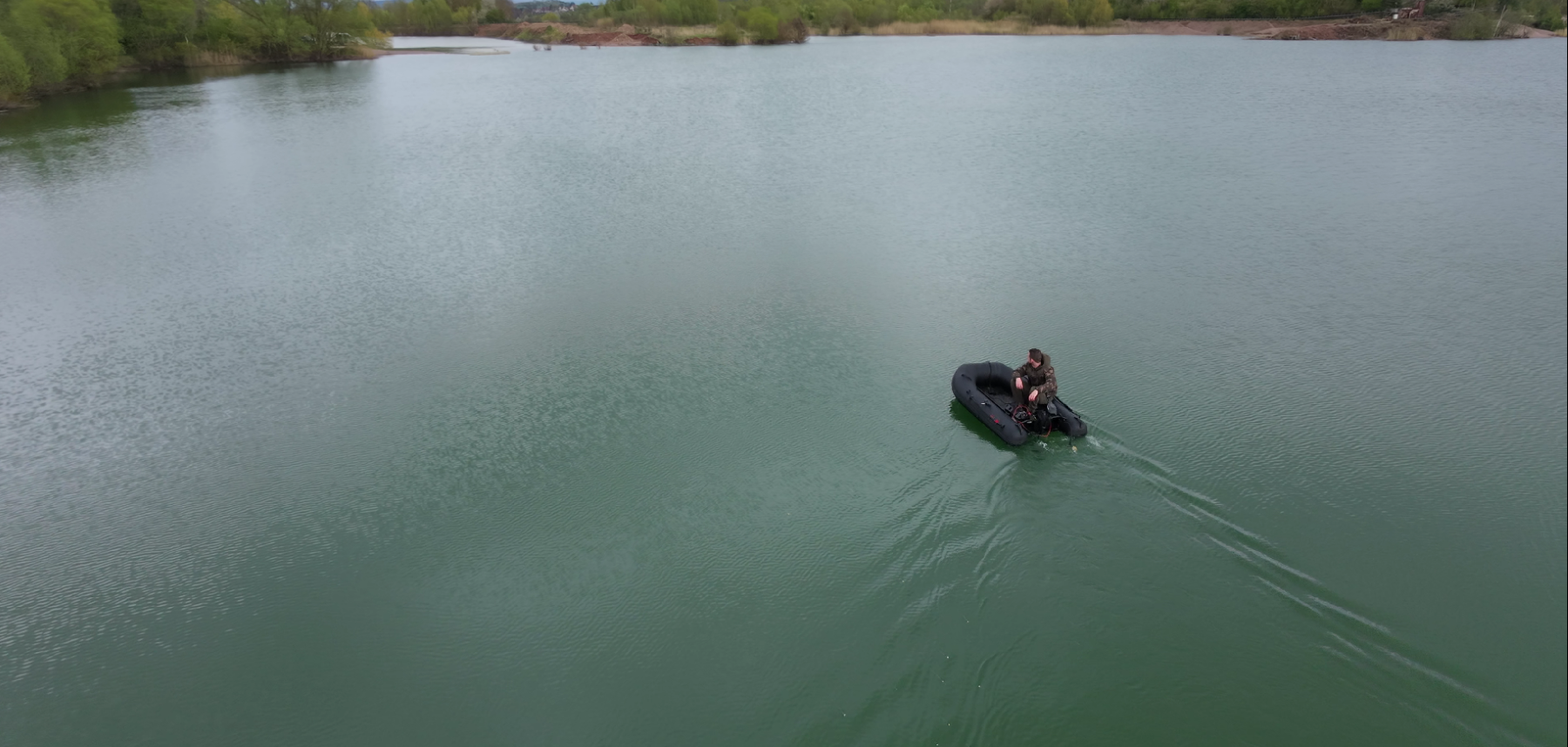 Angler mit dem Boot auf einem See
