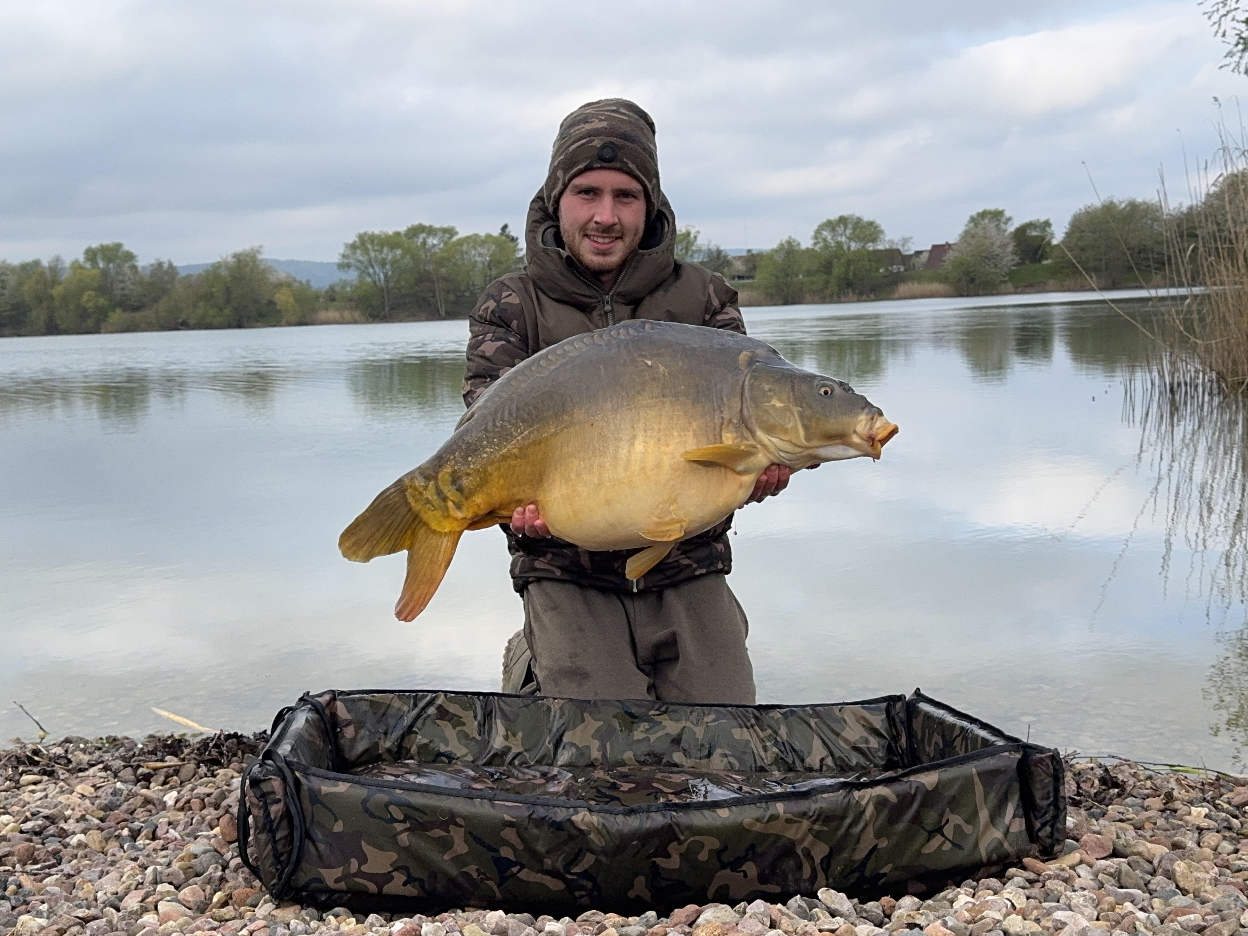 Fabian Göb mit Spiegelkarpfen