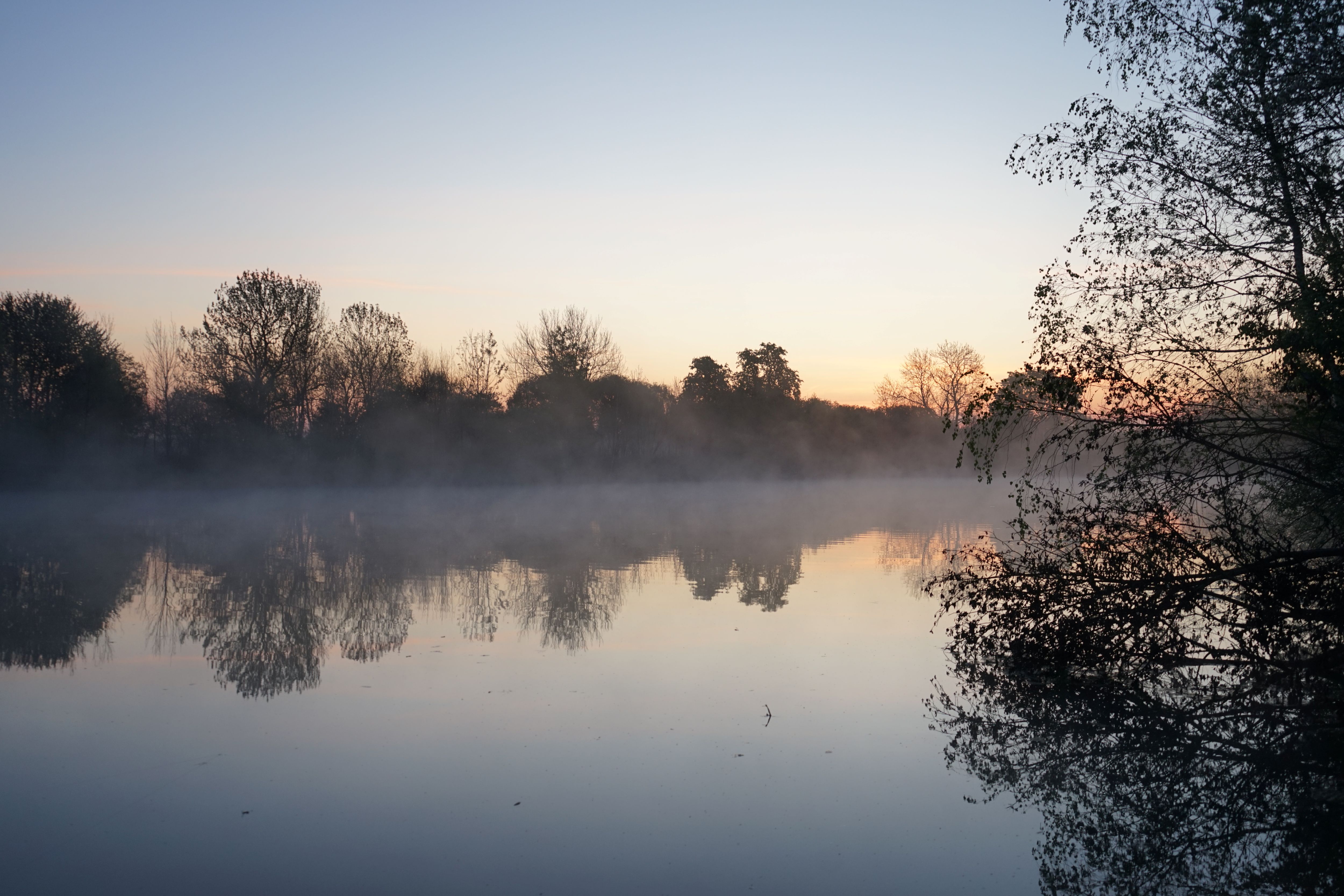 Sonnenaufgang am Wasser