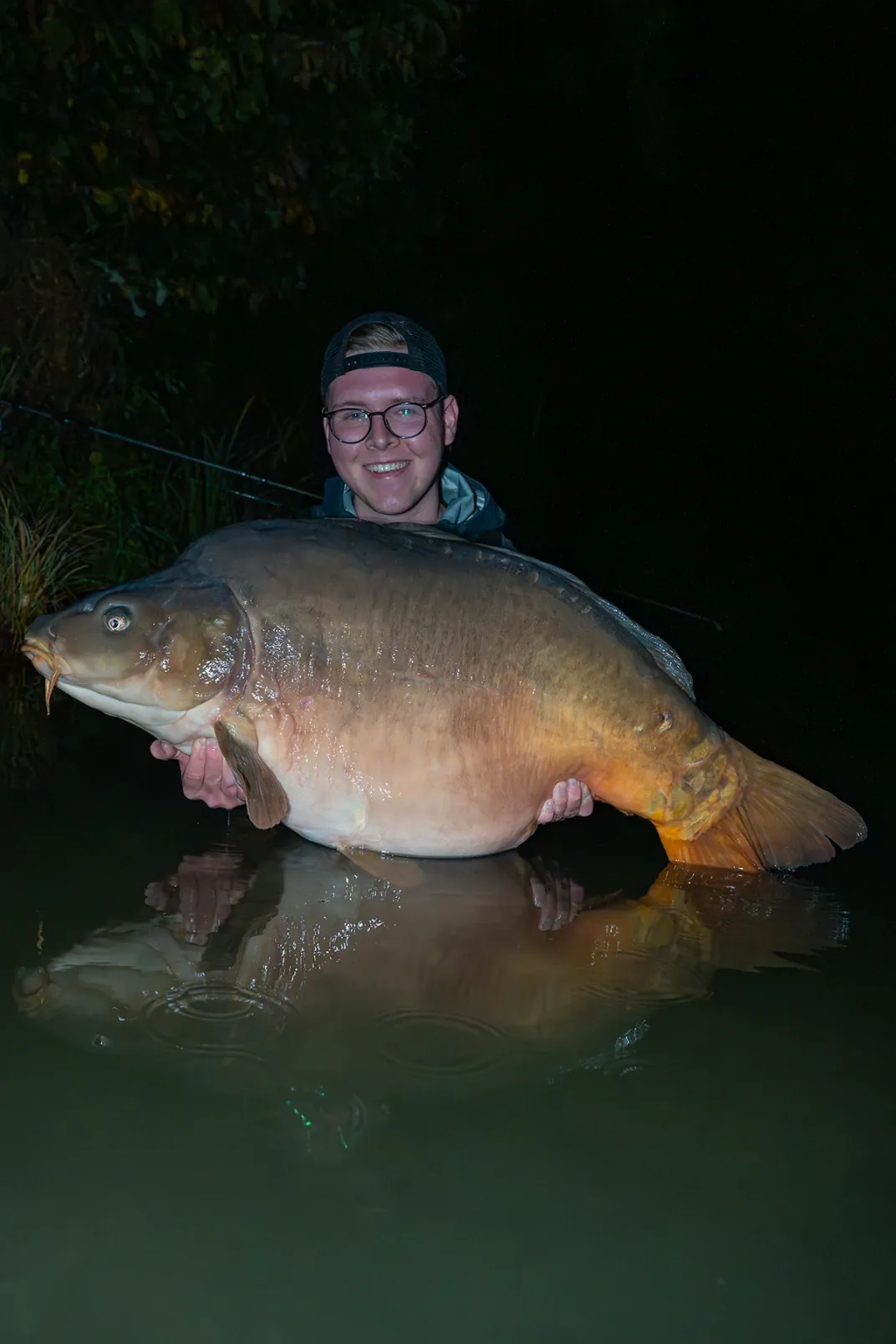 Carpzilla Redaktionschef Max Wiegmann mit Spiegelkarpfen aus dem Steineweiler Weiher.