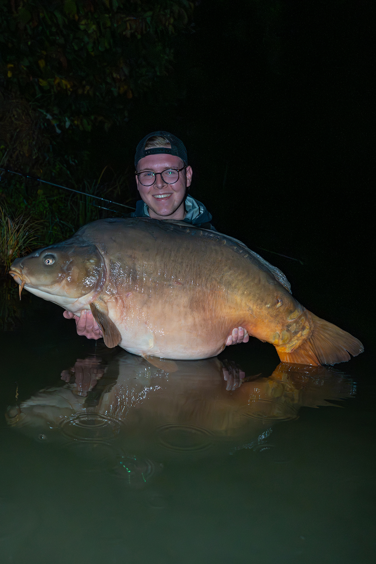Carpzilla Redaktionschef Max Wiegmann mit Spiegelkarpfen aus dem Steineweiler Weiher.