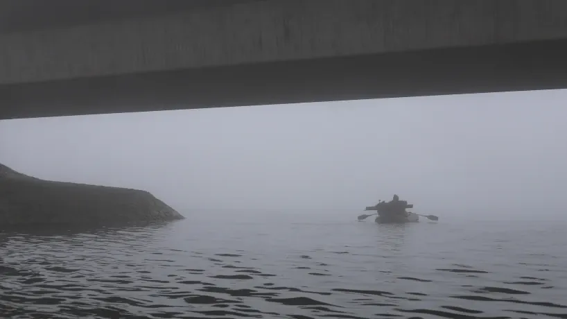 Boot im Nebel auf dem Wasser