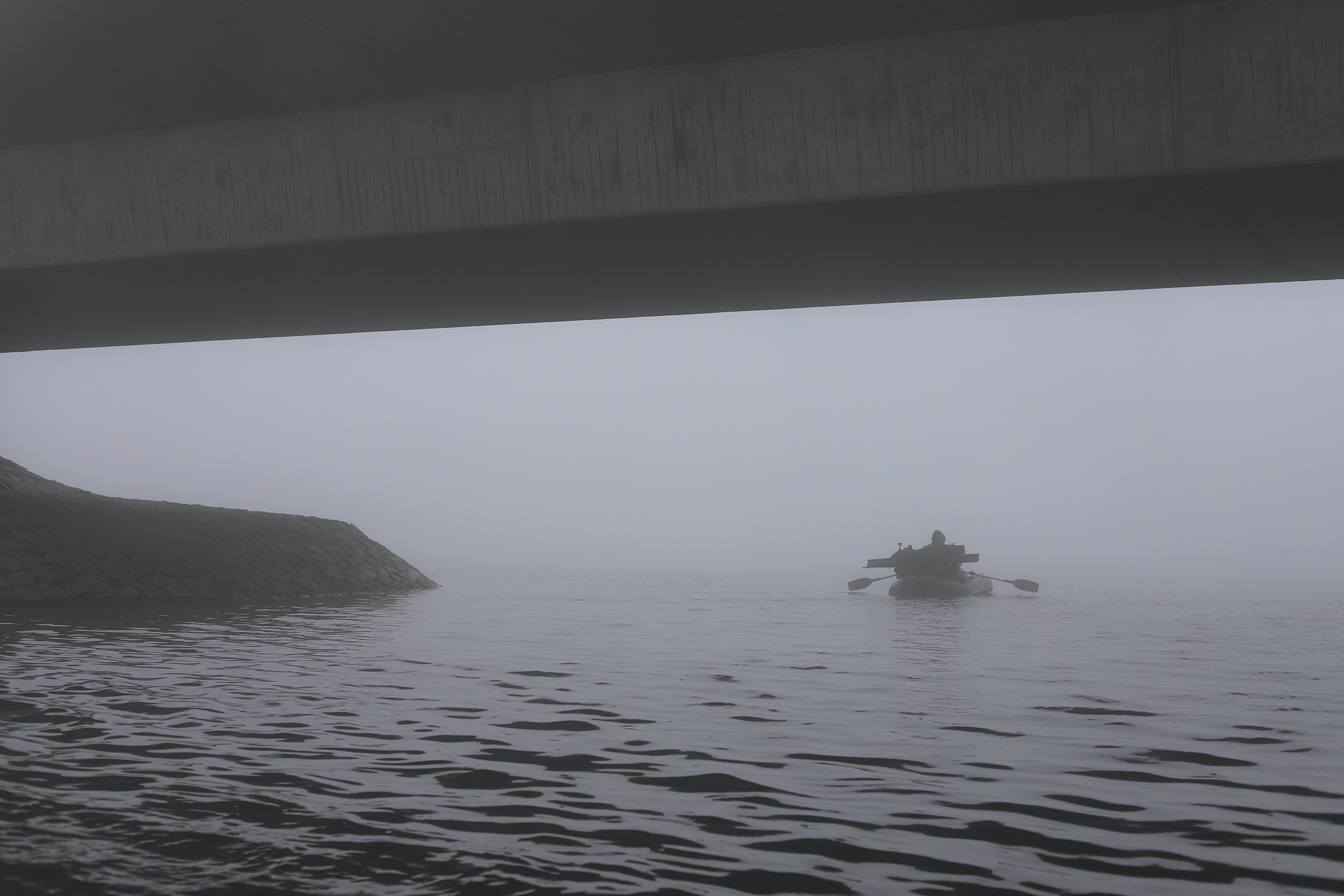 Boot im Nebel auf dem Wasser