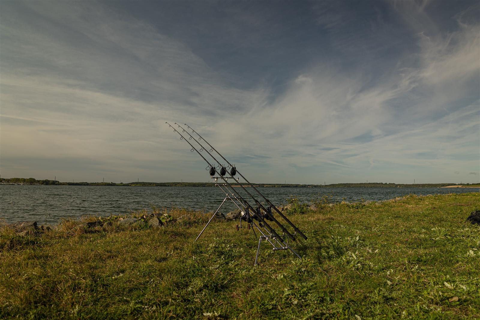 Solar Tackle P1 Euro Universal Pod am Wasser.