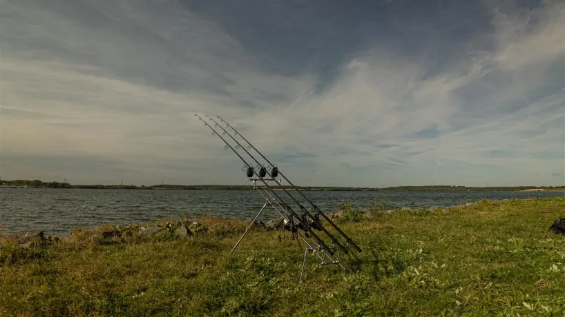 Solar Tackle P1 Euro Universal Pod am Wasser.