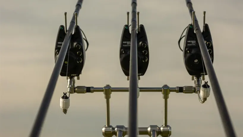 Solar Tackle P1 Euro Universal Pod mit drei Ruten.