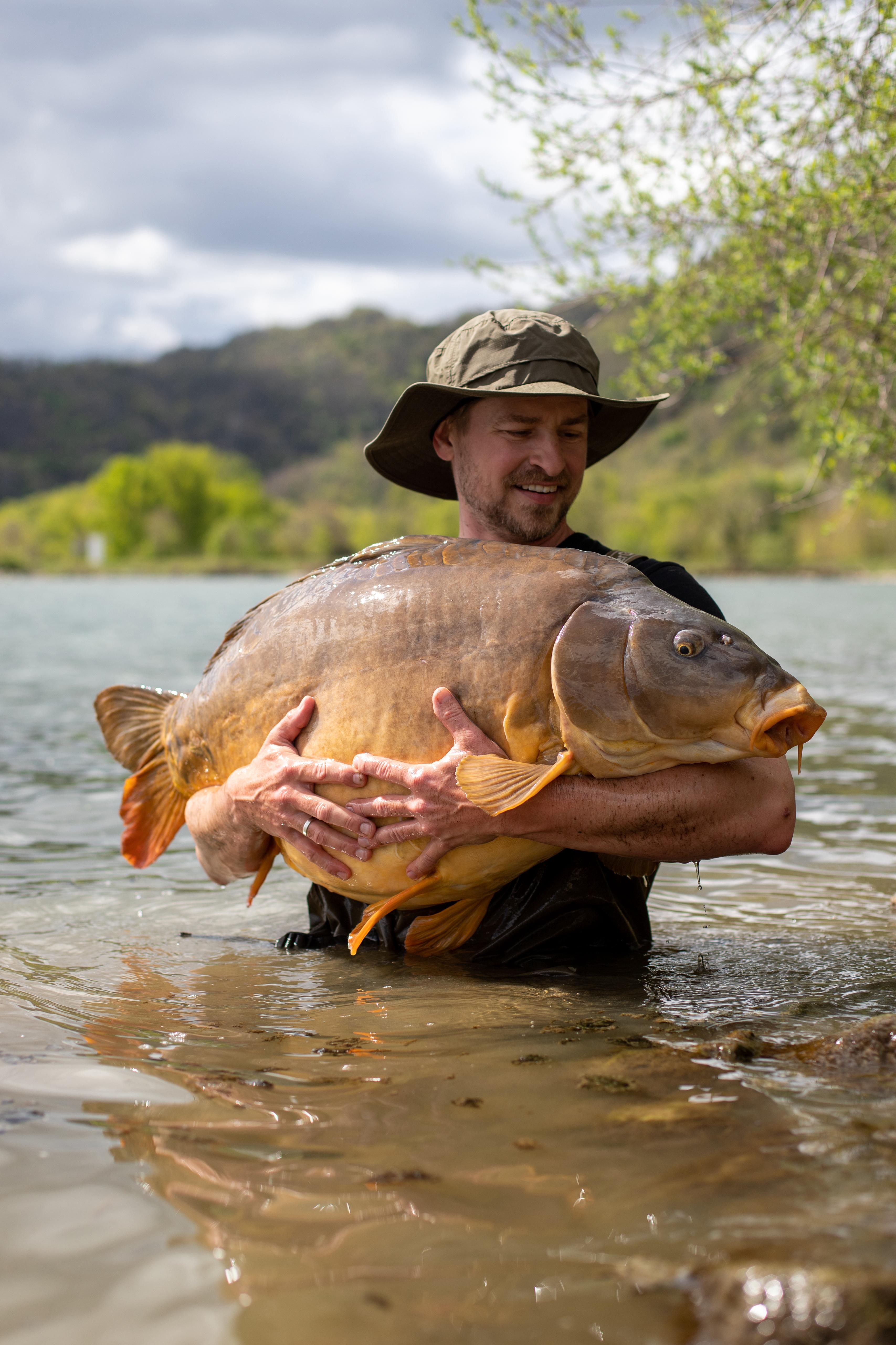 Christopher Paschmanns von Supreme Baits mit großem Spiegelkarpfen.