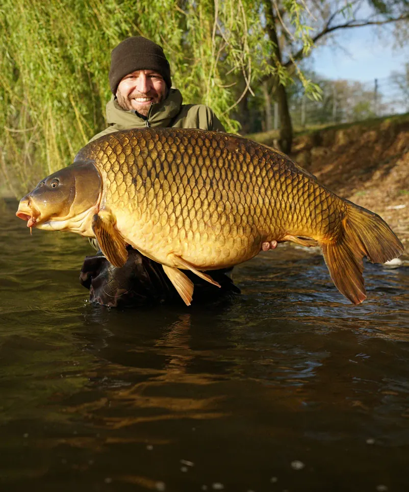 Thomas Müller von Supreme Baits mit großem Schuppenkarpfen.