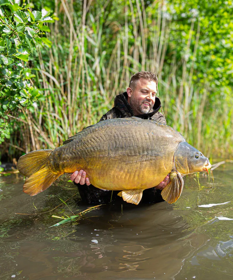 Jan Ulak von Supreme Baits mit massivem Spiegelkarpfen.