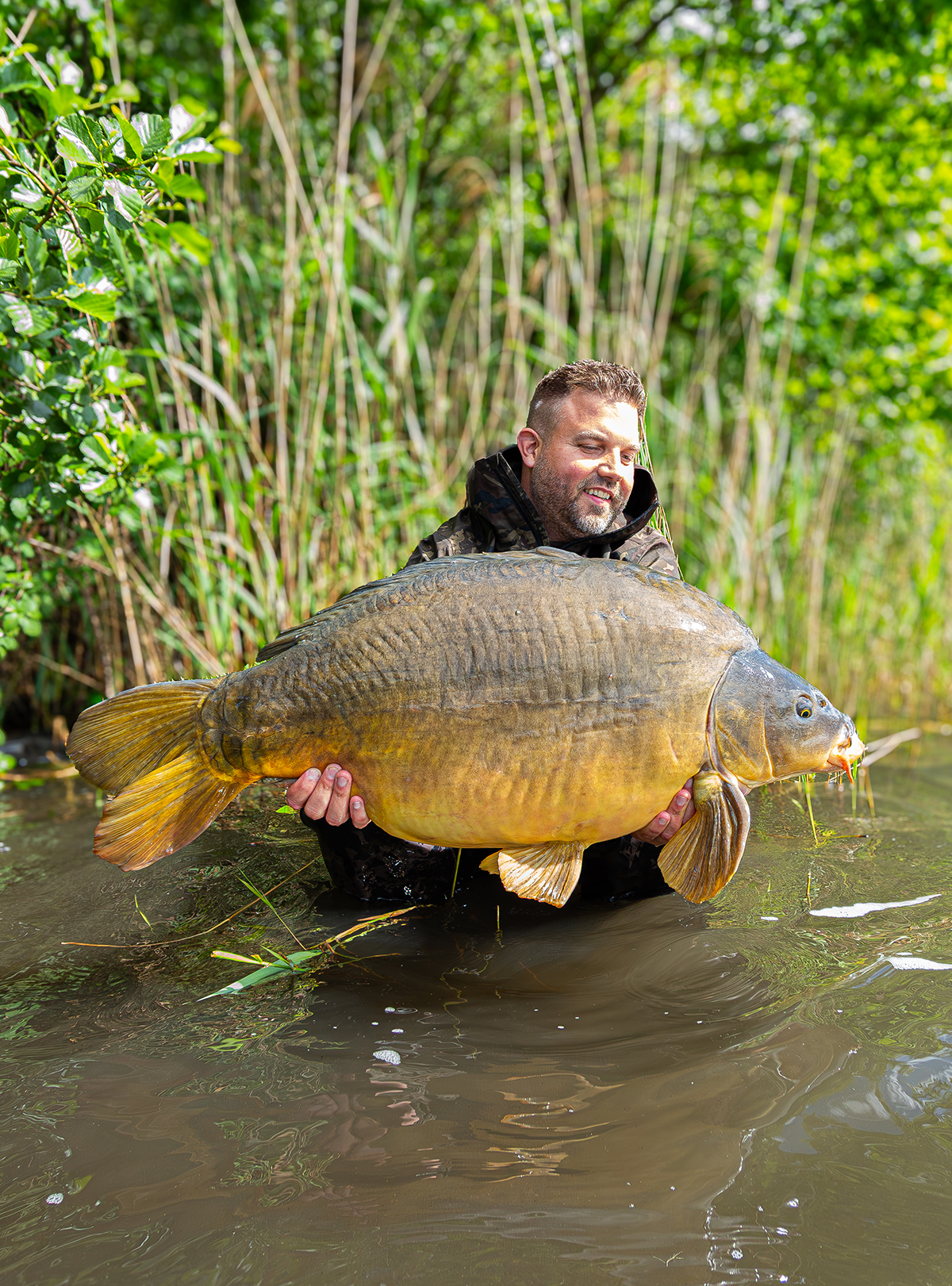 Jan Ulak von Supreme Baits mit massivem Spiegelkarpfen.